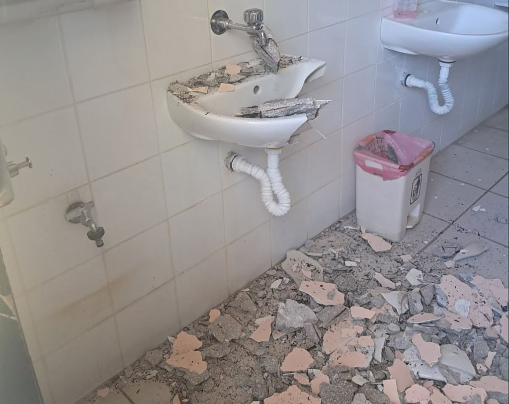 Ταβάνι έπεσε στις τουαλέτες σχολείου λίγο πριν το μάθημα – Τι καταγγέλλουν γονείς και μηχανικοί