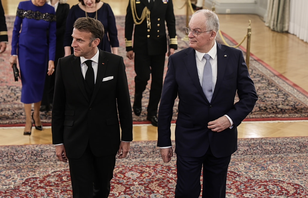 Μακρόν στην Αθήνα: Δώρα με συμβολισμούς, πολιτικά «πηγαδάκια» και ένα δείπνο υψηλής αισθητικής