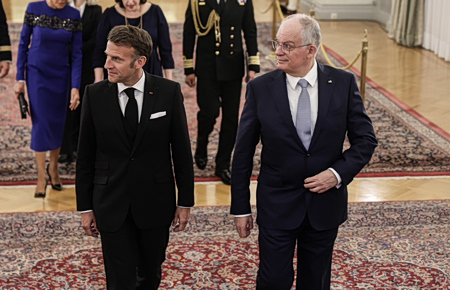 Μακρόν στην Αθήνα: Δώρα με συμβολισμούς, πολιτικά «πηγαδάκια» και ένα δείπνο υψηλής αισθητικής