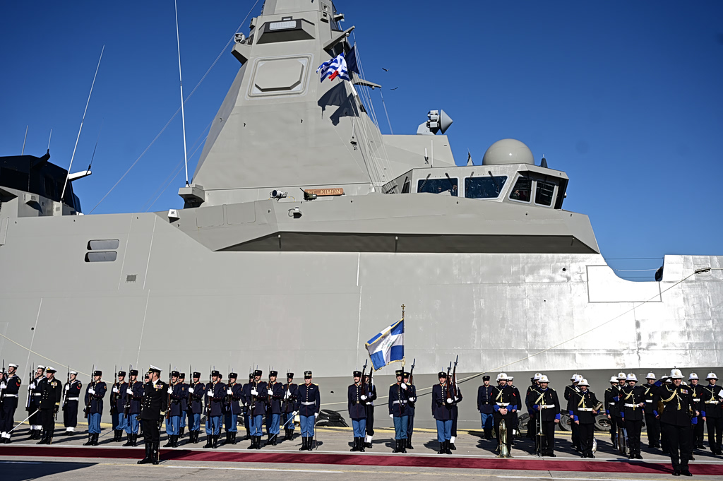 Στη φρεγάτα «Κίμων» ο Μακρόν – Στο επίκεντρο η ελληνογαλλική αμυντική συνεργασία