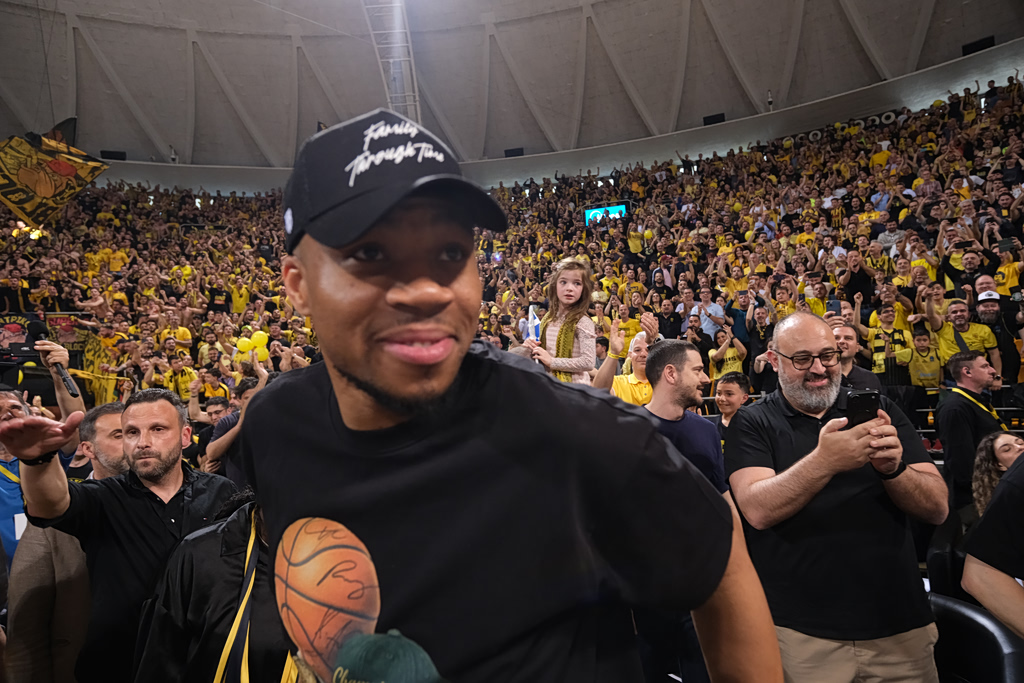 Γιάννης Αντετοκούνμπο: Το σύνθημα – πρόσκληση και η αποθέωση από τους φίλους του Άρη