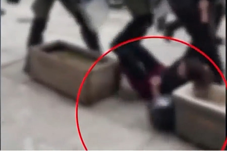 Σε διαθεσιμότητα αστυνομικός των ΜΑΤ που κλώτσησε και έσπρωξε διαδηλώτρια σε ζαρντινιέρα