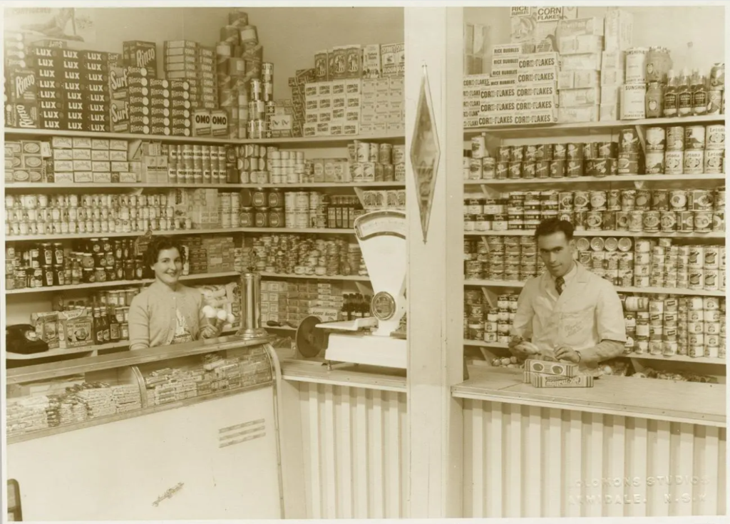 Τα ελληνικά milk bars της Αυστραλίας: η ιστορία των επιχειρήσεων που έγιναν «θεσμός» και έκαναν παγκόσμια μόδα το μιλκσέικ