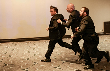 Χάος στο δείπνο των ανταποκριτών του Λευκού Οίκου – Έπεσαν πυροβολισμοί, απομακρύνθηκε ο Τραμπ