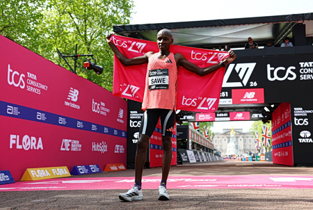 Μυθική επίδοση από τον Σεμπάστιαν Σάουε, «έσπασε» το φράγμα των δύο ωρών στον Μαραθώνιο