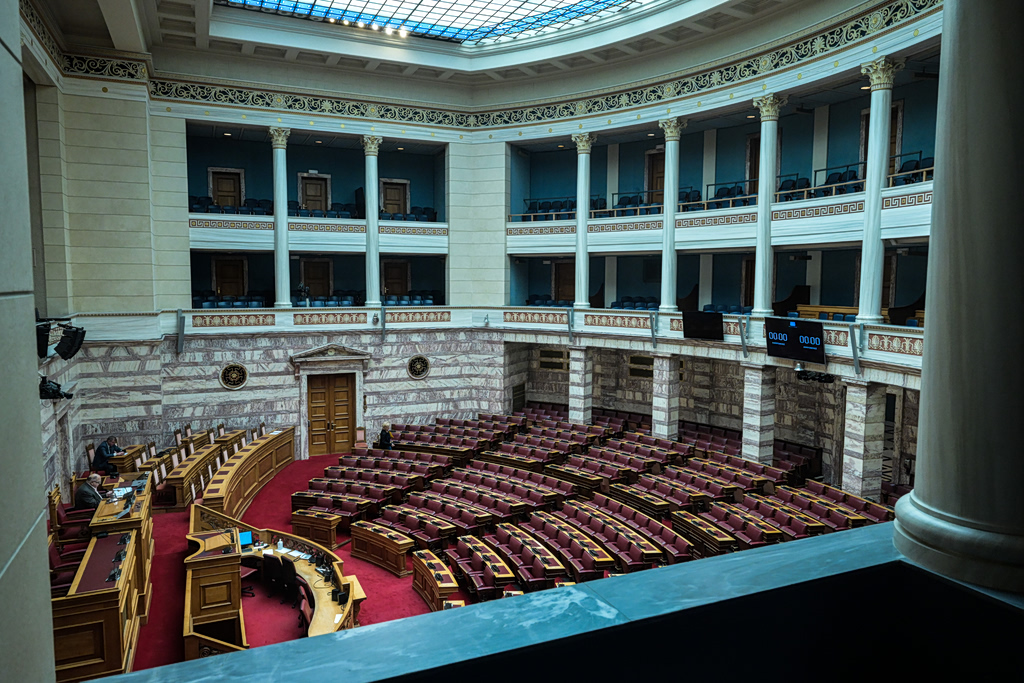 «Κάτω τα χέρια σας από τους βουλευτές»