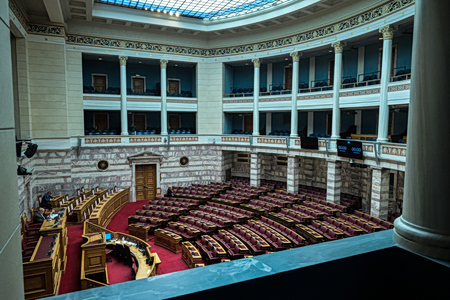 «Κάτω τα χέρια σας από τους βουλευτές»