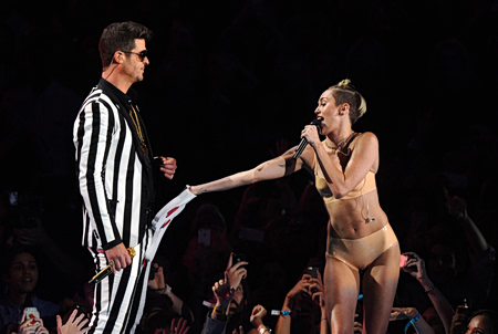 Η υποχρέωση να δείχνεις «σέξι»: Γιατί οι νέες γυναίκες της pop υπερσεξουαλικοποιούνται