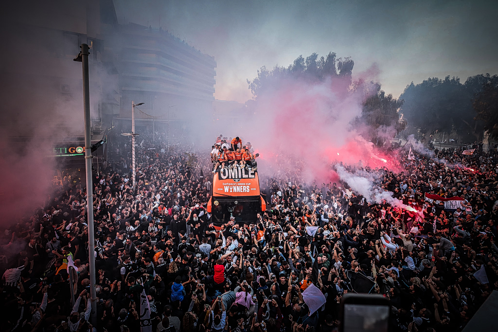 ΟΦΗ: «Κάηκε» το Ηράκλειο στην παρέλαση για το Κύπελλο – Χιλιάδες φίλαθλοι στους δρόμους