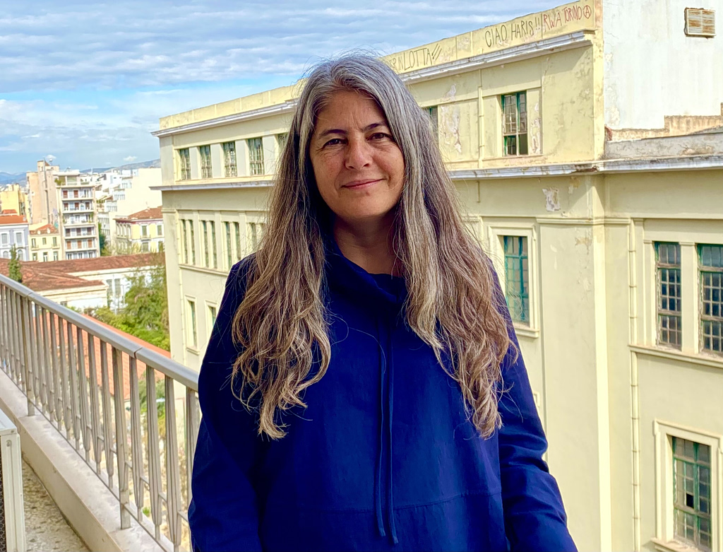 Σέλβα Αλμάδα: Η γυναίκα που «ζωγραφίζει» τη βία και τα μυστικά της Αργεντινής