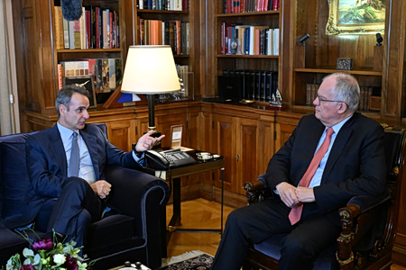 Η συνάντηση Μητσοτάκη-Τασούλα μετά τον Μακρόν: Τα bonjours, το χρέος και ο Παπανδρέου