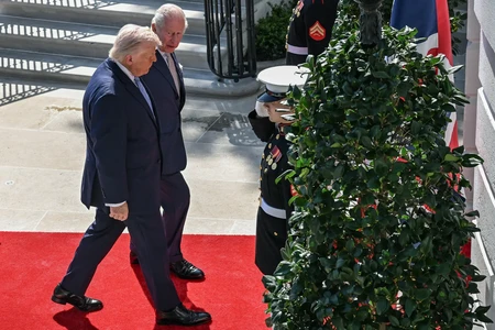 Βασιλική «απόβαση» στον Λευκό Οίκο: Η επίθεση γοητείας του Καρόλου στις προσβολές του Τραμπ