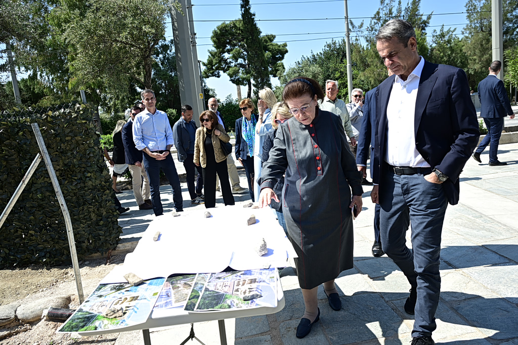 Στην Βασιλίσσης Ολγας ο Μητσοτάκης – Περιηγήθηκε στα έργα ανάπλασης