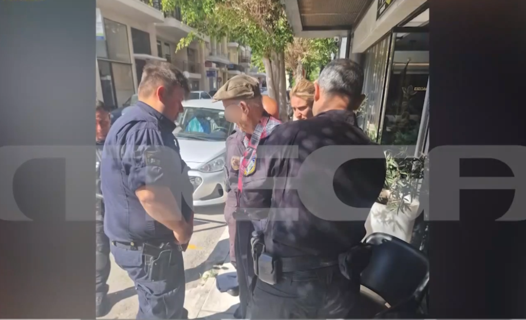 Επιθέσεις σε ΕΦΚΑ-Εφετείο: Η στιγμή της σύλληψης του 89χρονου – Σχεδίαζε επίθεση στο Ευρωπαϊκό Κοινοβούλιο