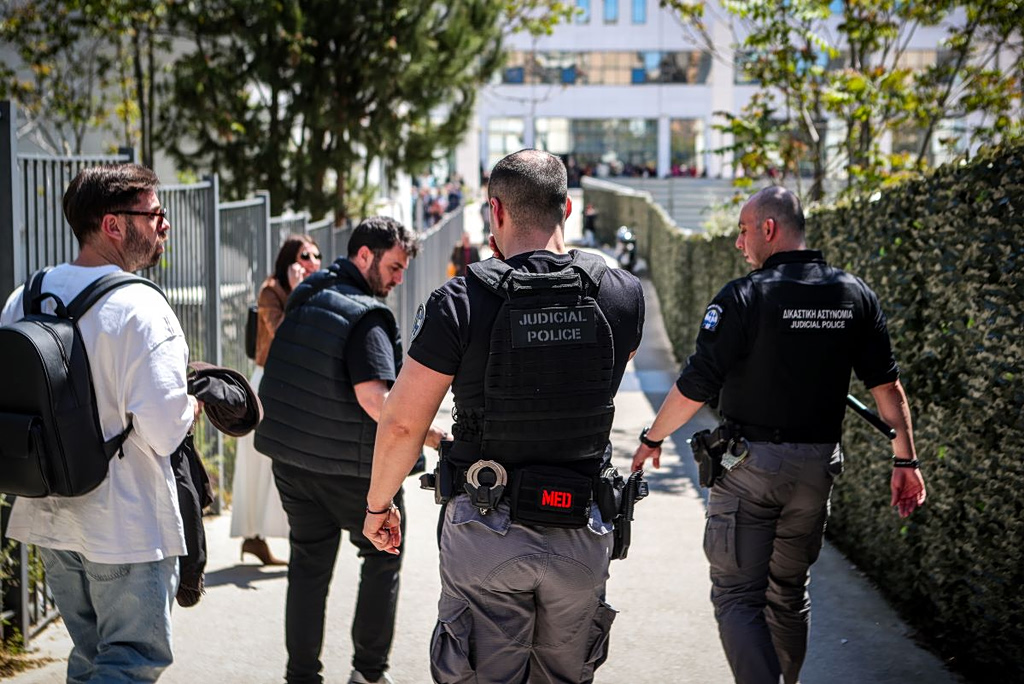 5 το πρωί: Πυροβολισμοί στην Αθήνα από 89χρονο – Αναταράξεις στον OPEC – Πίεση στη ΝΔ για το επιτελικό κράτος