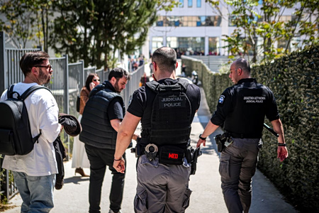 5 το πρωί: Πυροβολισμοί στην Αθήνα από 89χρονο – Αναταράξεις στον OPEC – Πίεση στη ΝΔ για το επιτελικό κράτος