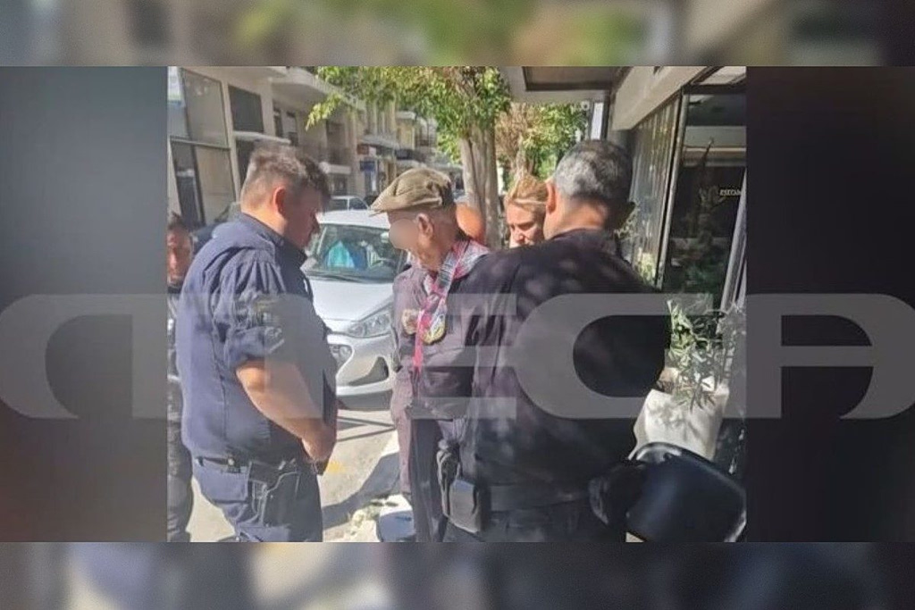 Επιθέσεις σε ΕΦΚΑ-Εφετείο: Η στιγμή της σύλληψης του 89χρονου – Σχεδίαζε επίθεση στο Ευρωπαϊκό Κοινοβούλιο