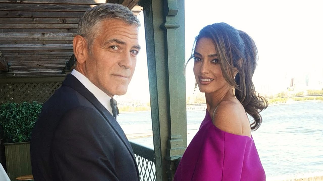 Amal & George Clooney στη Νέα Υόρκη: Η κομψή εμφάνιση και το εντυπωσιακό hair look από τον Δημήτρη Γιαννέτο