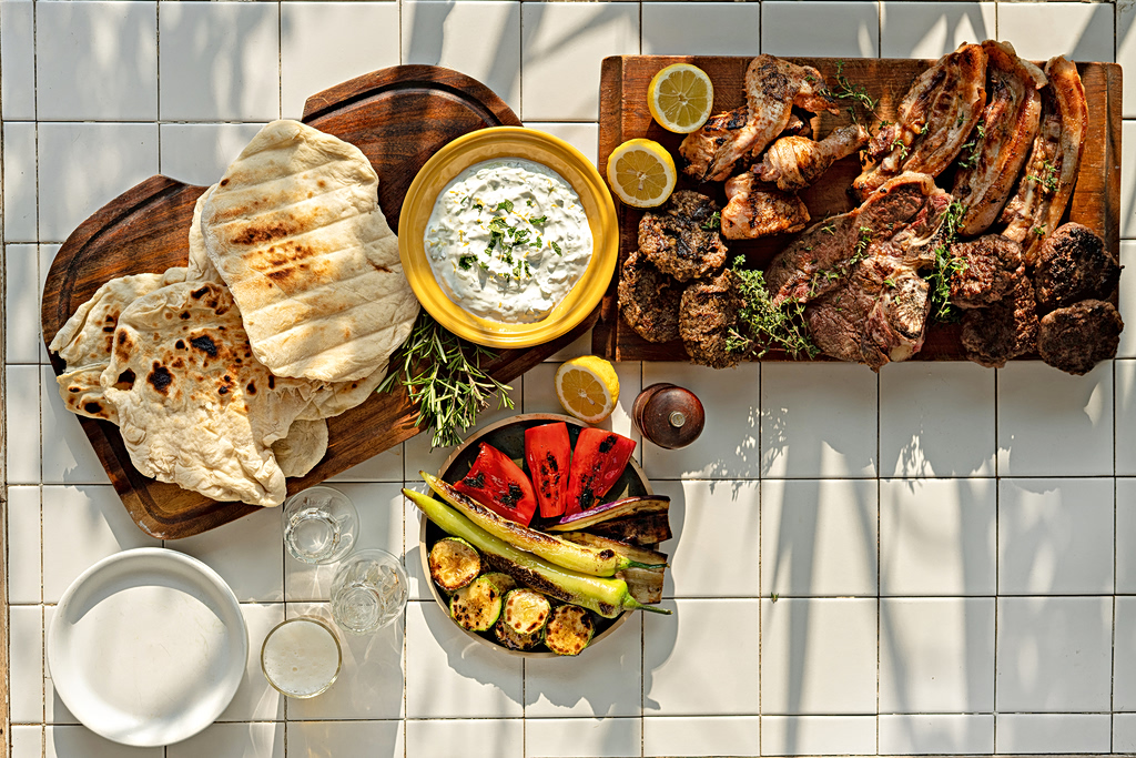 Barbecue στο μπαλκόνι – Τα κάρβουνα, το κρέας, οι μαρινάδες, τα συνοδευτικά