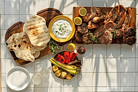 Barbecue στο μπαλκόνι – Τα κάρβουνα, το κρέας, οι μαρινάδες, τα συνοδευτικά