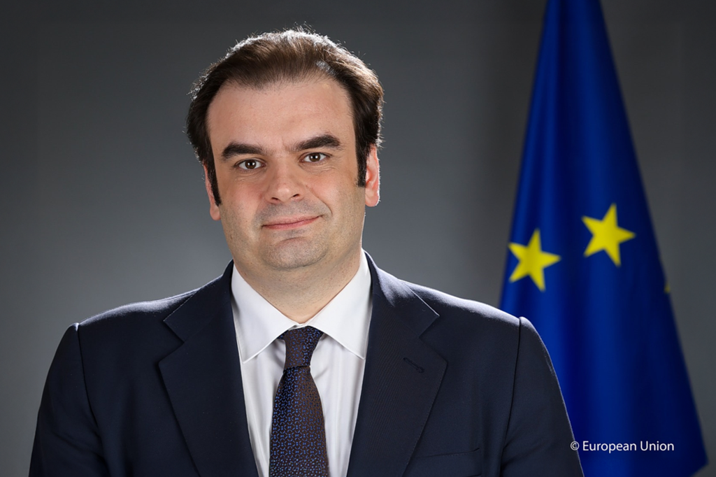 Πιερρακάκης στο Bloomberg: Έτοιμη να απαντήσει η ΕΕ στους δασμούς Τραμπ