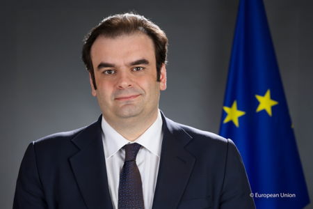 Πιερρακάκης στο Bloomberg: Έτοιμη να απαντήσει η ΕΕ στους δασμούς Τραμπ