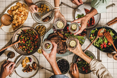 Πρωτομαγιά στην Αττική – 10 ταβέρνες για ψητά και μαγειρευτά στην εξοχή