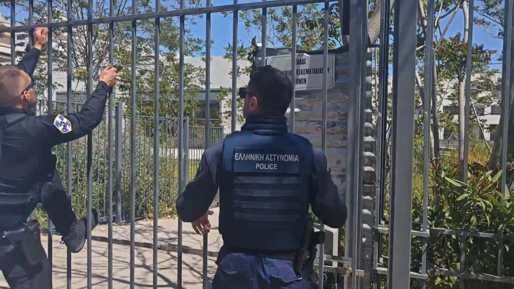 Έφοδος της ΕΛ.ΑΣ στο Πρωτοδικείο για τη σύλληψη του 89χρονου