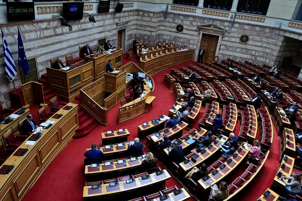 Σφυροκόπημα κατά της κυβέρνησης από την αντιπολίτευση – Τι ειπώθηκε στη Βουλή για τις υποκλοπές