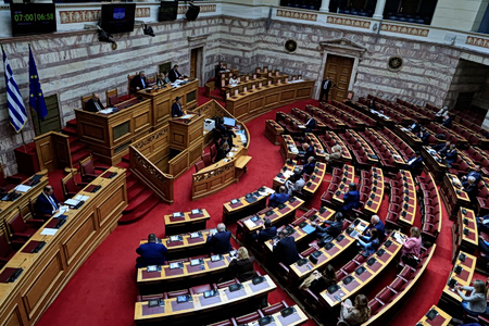 Σφυροκόπημα κατά της κυβέρνησης από την αντιπολίτευση – Τι ειπώθηκε στη Βουλή για τις υποκλοπές