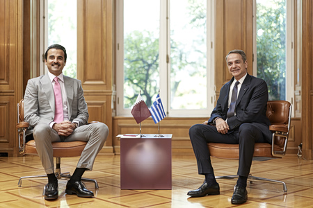 Συνάντηση Μητσοτάκη με εμίρη του Κατάρ: Μηνύματα για επενδύσεις και επαίνους στην ελληνική οικονομία