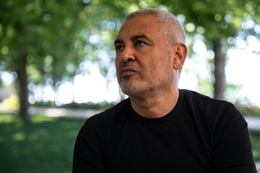 Elie Saab: «Γιατί δε θα εγκαταλείψω ποτέ τον Λίβανο» – Η υψηλή ραπτική στη σκιά των βομβαρδισμών