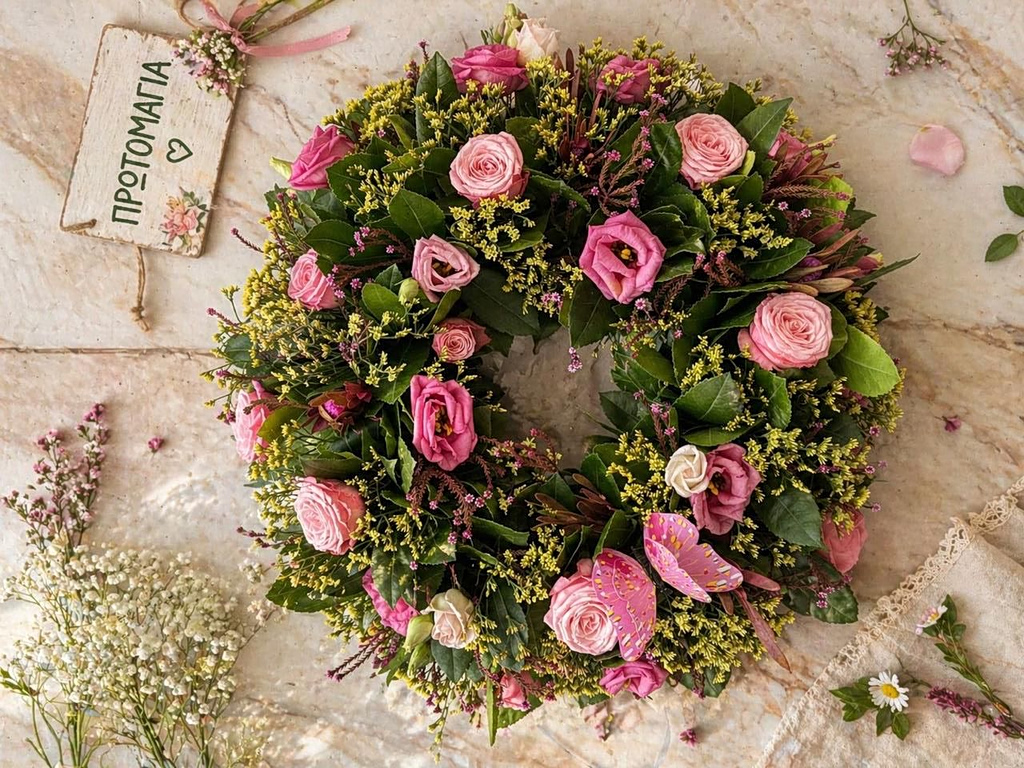 Μαγιάτικο στεφάνι: πώς το φτιάχνουμε, πώς να «κρατήσει», τα λουλούδια εποχής και οι τιμές