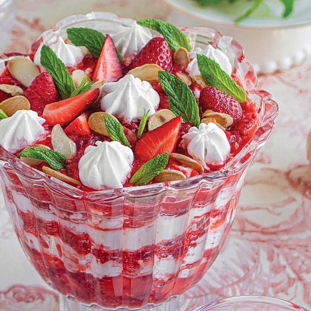 Μαρέγκα γλυκό με κρέμα και φράουλες