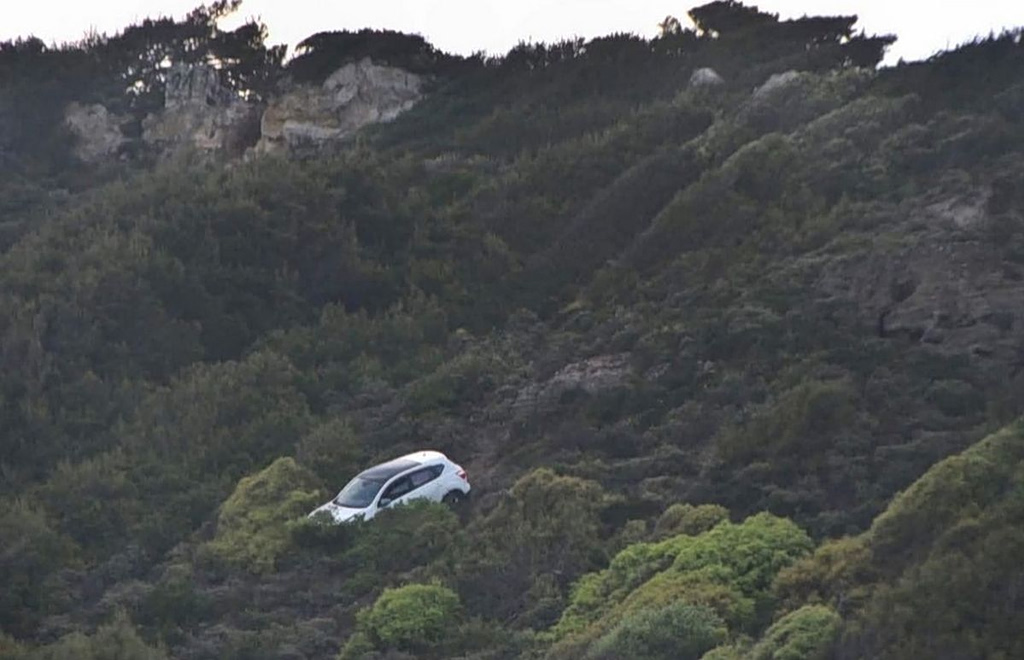 Ρόδος: Επιχείρησε να ρίξει τη γυναίκα και το παιδί του στον γκρεμό και μετά έπεσε ο ίδιος