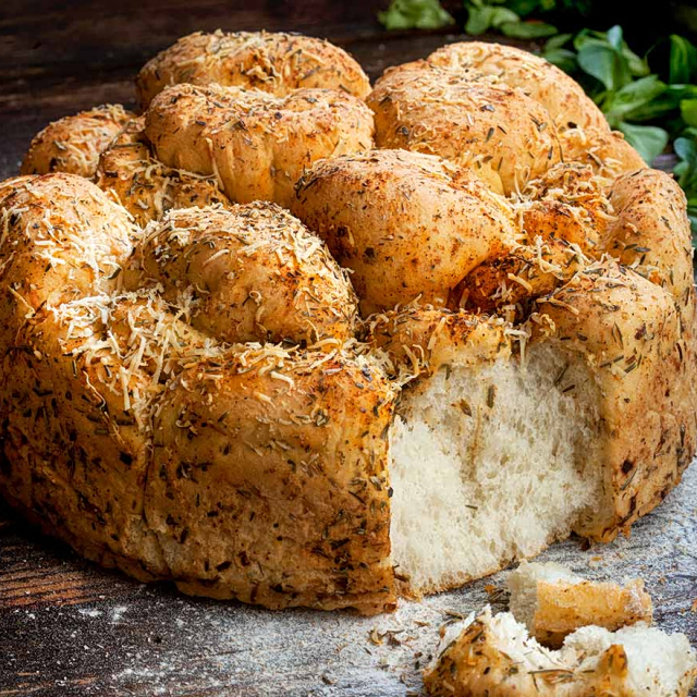 Φουσκωτό και αφράτο τυρόψωμο σε μπουκιές