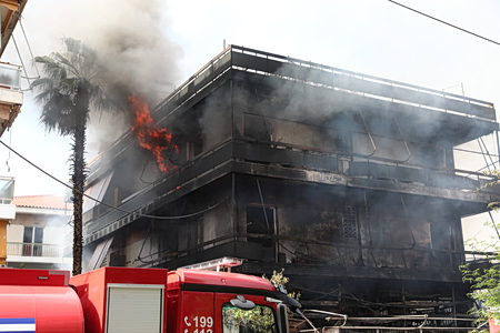Φωτιά τώρα στο Ιλιον – Καίγεται κτίριο