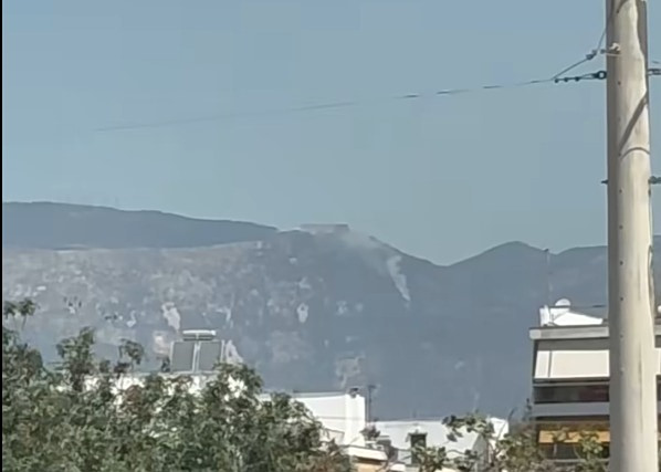 Φωτιά τώρα στην Πάρνηθα: Φλόγες σε δασική έκταση, κλειστός ο δρόμος από το τελεφερίκ