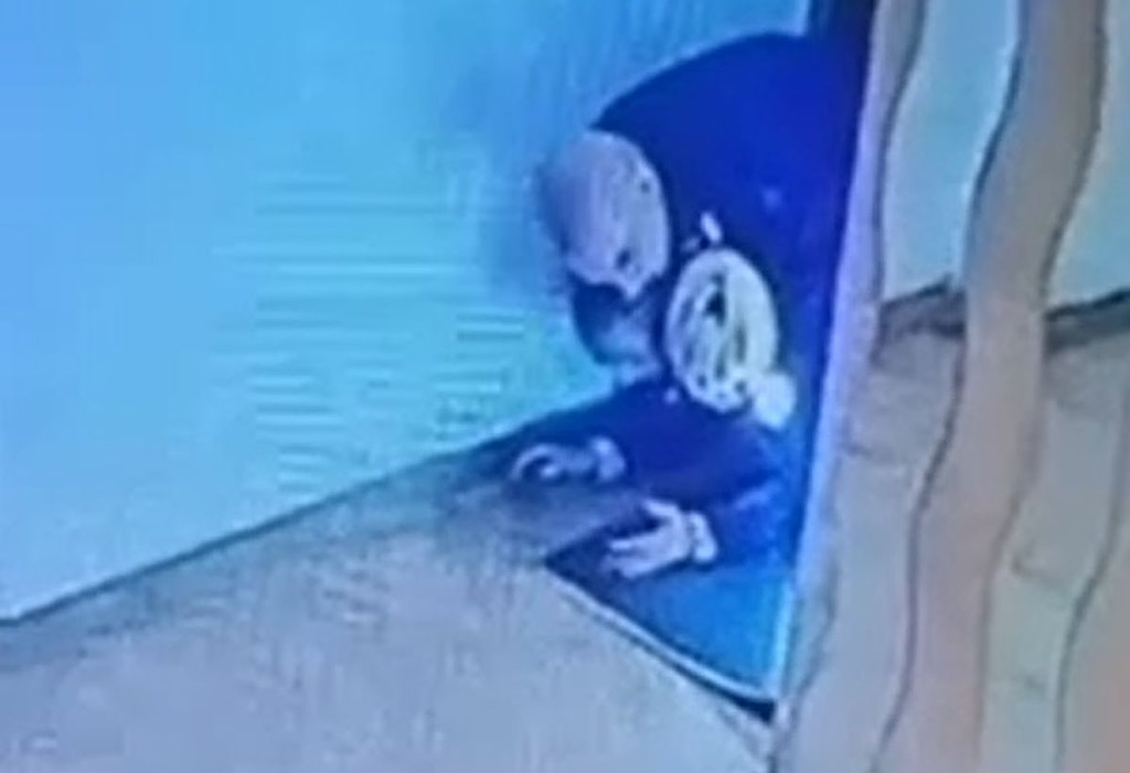 Κολωνός: Αστυνομικός εκτός υπηρεσίας πάλεψε με διαρρήκτη – Βίντεο ντοκουμέντο