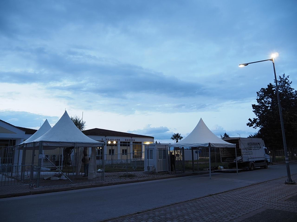 Δίκη Τέμπη: Η «μάχη» της αίθουσας και η «μάχη» της τέντας