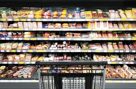 Ακρίβεια: Οι Έλληνες παίρνουν από τα έτοιμα για να τα βγάλουν πέρα