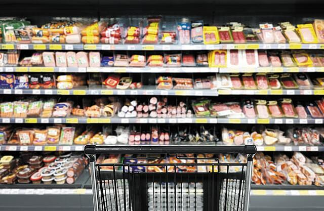 Ακρίβεια: Οι Έλληνες παίρνουν από τα έτοιμα για να τα βγάλουν πέρα