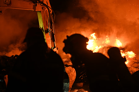 Φωτιά σε εργοστάσιο ανακύκλωσης στο Μαρκόπουλο Αττικής