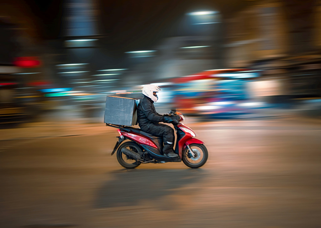 Delivery: Ο ακήρυχτος πόλεμος πίσω από την αγορά των 2 δισ. ευρώ