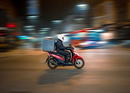 Πόλεμος δισεκατομμυρίων στο delivery: Οι πλατφόρμες πιέζουν και οι επιχειρηματίες προειδοποιούν
