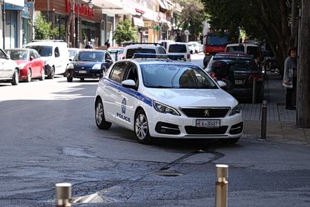 Θεσσαλονίκη: Προσωρινά κρατούμενος ο 67χρονος που μπήκε σε τράπεζα με σφυρί
