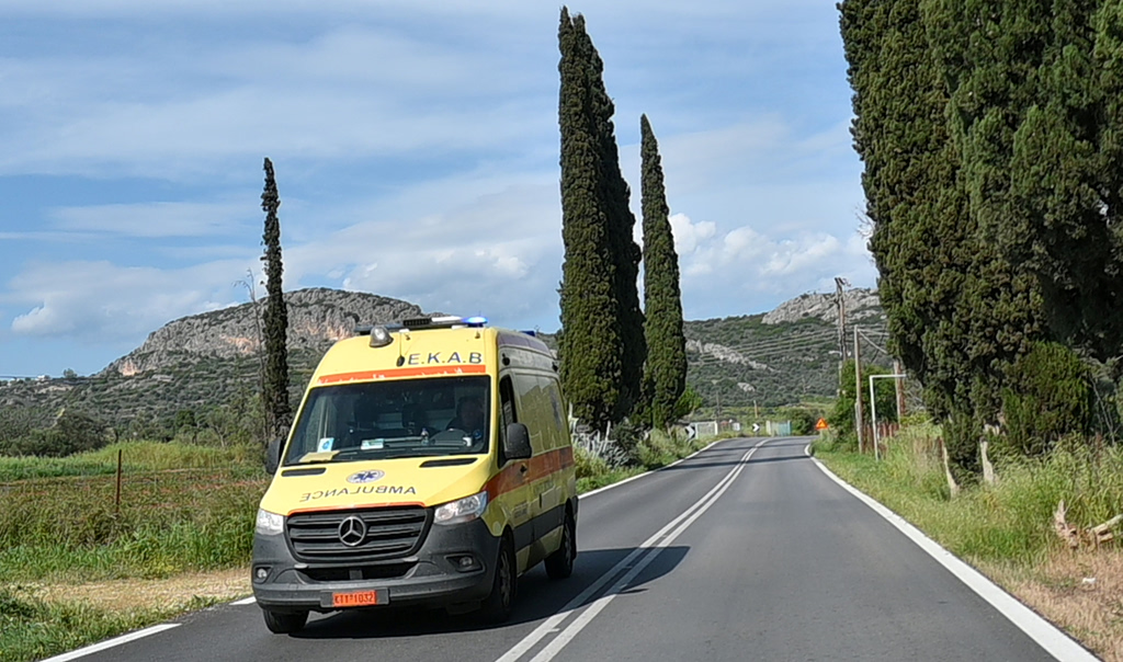 Mοναχός πήδηξε έξω από εν κινήσει ασθενοφόρο – Νοσηλεύεται διασωληνωμένος