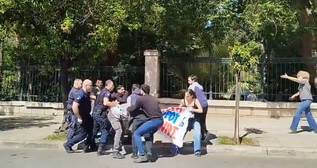 Ένταση έξω από το Μέγαρο Μαξίμου: Παρέμβαση φοιτητών για το Άρθρο 16 [Video]