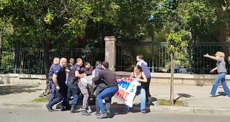 Ένταση έξω από το Μέγαρο Μαξίμου: Παρέμβαση φοιτητών για το Άρθρο 16 [Video]