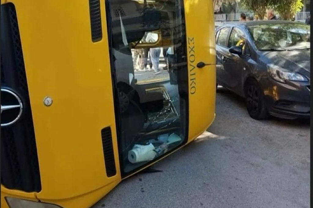 Παλαιό Φάληρο: Στιγμές τρόμου για μαθητές και συνοδούς – Σχολικό συγκρούστηκε με ΙΧ
